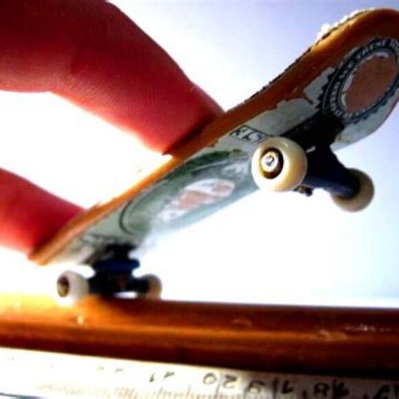 🐣2/60🐣NWT Housefight Snappy Yellow Fingerboard Kit Mini skateboard kit - Picture 1 of 14
